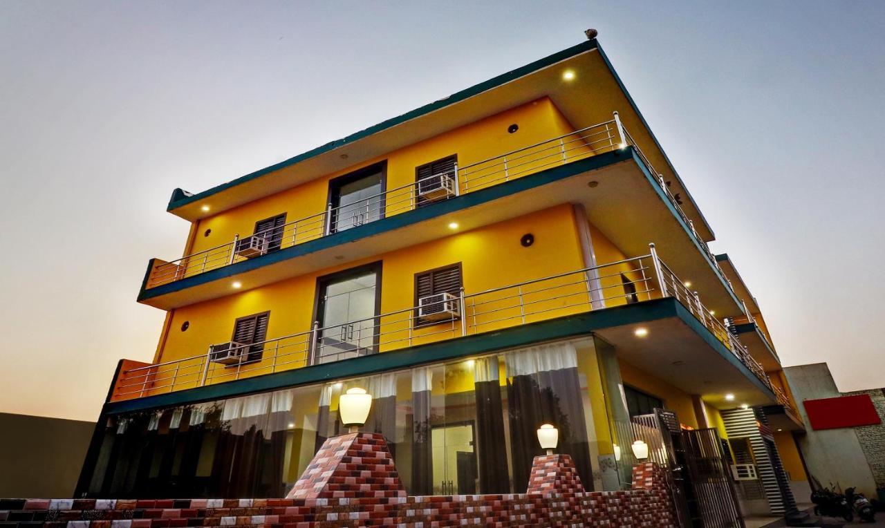 Hotel Pragati Palace Mathura Exterior foto